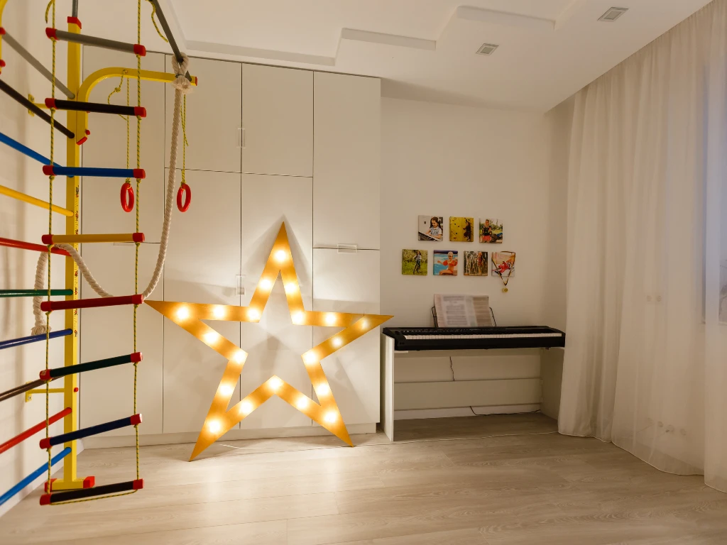 hovel-decorated-with-garland-for-children hovel-decorated-with-garland-for-children